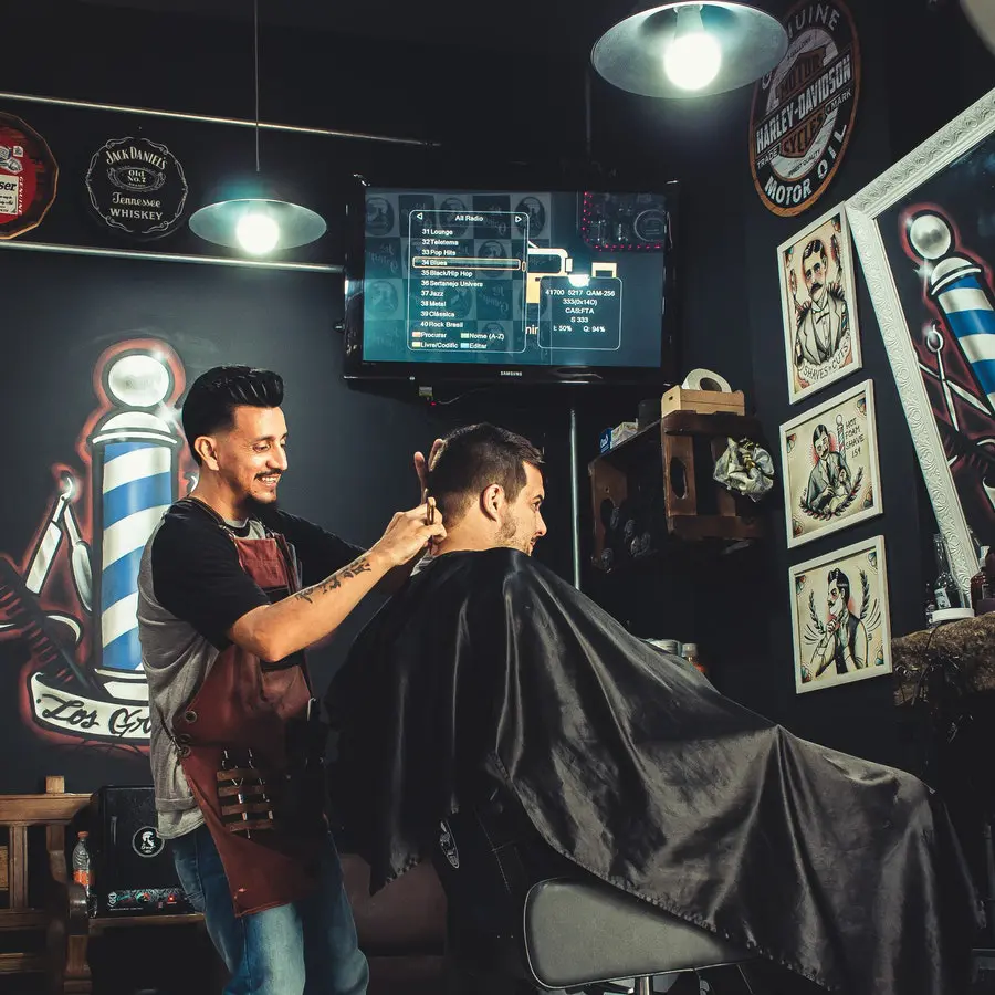 En frisør som ordner kundens hår.